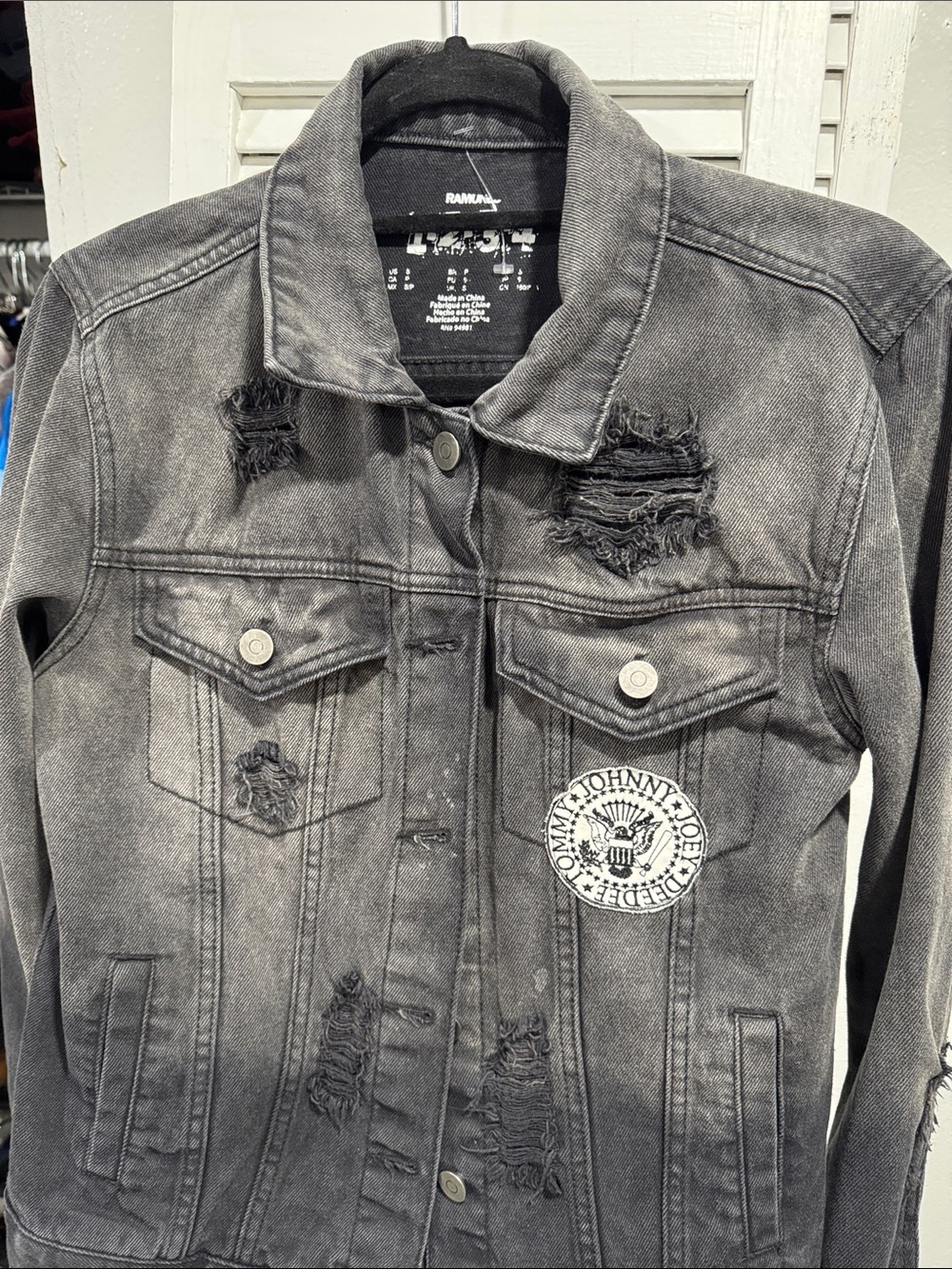 Ramones Denim Jacket Mens Small‎ Black Excellent Distressed Graphic Band Patch